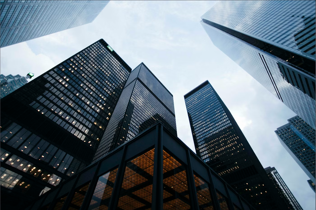 ساختمان اداری شیشه‌ای مدرن